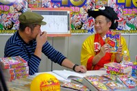 左からケンドーコバヤシ、和田誠編集長。