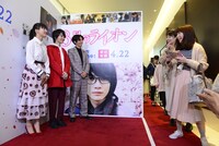 イベント前には、キャストの3人が観客を会場入り口で迎えた。