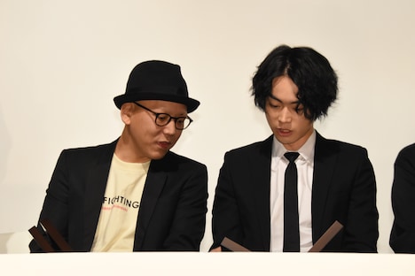 左から真利子哲也、菅田将暉。
