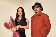 左から間宮夕貴、「風に濡れた女」監督の塩田明彦。