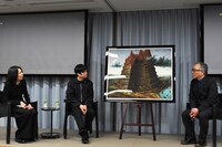 作品を観ながらのトークセッション。左からファシリテーターを務めた芸術新潮の吉田晃子編集長、河村康輔、大友克洋。