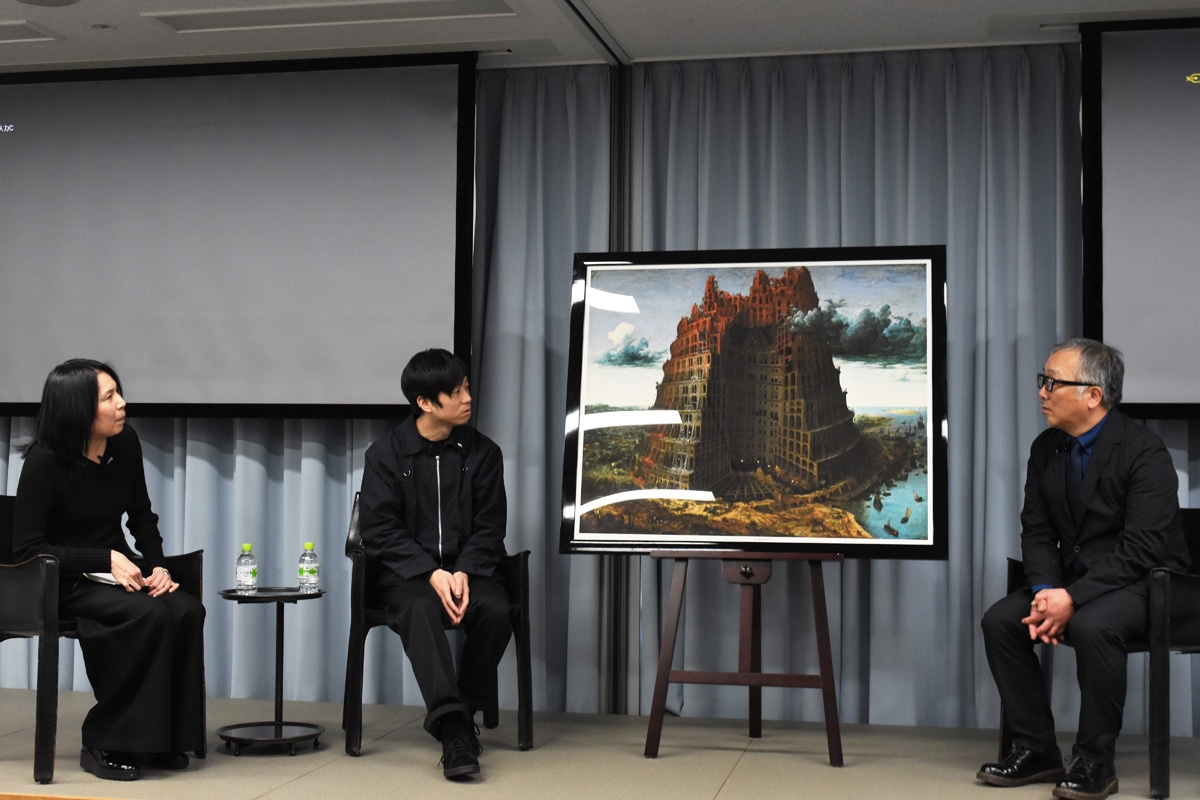作品を観ながらのトークセッション。左からファシリテーターを務めた芸術新潮の吉田晃子編集長、河村康輔、大友克洋。
