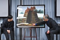 「バベルの塔」の入り口と思しき門を指差す大友克洋。