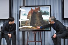 「バベルの塔」の入り口と思しき門を指差す大友克洋。