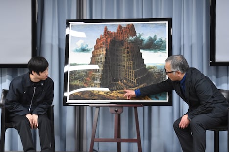 「バベルの塔」の入り口と思しき門を指差す大友克洋。