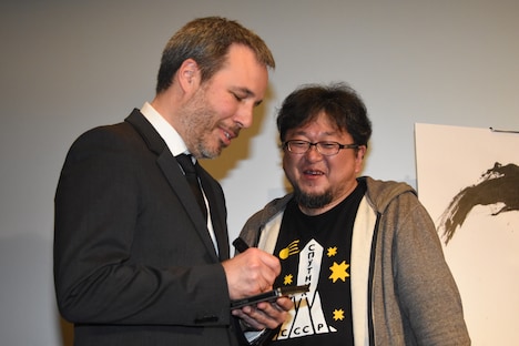 ドゥニ・ヴィルヌーヴにサインをもらいニヤける樋口真嗣。