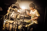 鈴木健人（Dr）（Photo by Ray Otabe）