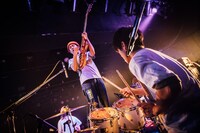 ドラムセットに乗る松島皓（G）。（Photo by Ray Otabe）