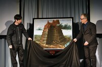 「INSIDE BABEL」の除幕式。左から河村康輔、大友克洋。