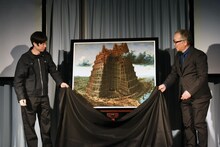 「INSIDE BABEL」の除幕式。左から河村康輔、大友克洋。