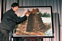 お気に入りのレンガを指差す河村康輔。