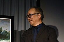 完成した作品に満足げな表情の大友克洋。