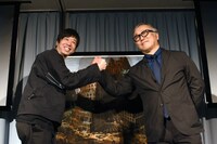 お互いを讃え、作品の前で握手を交わす両名。