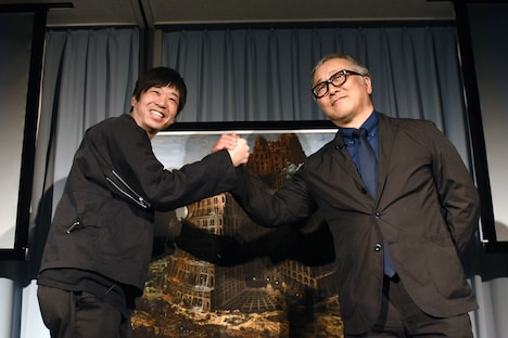 お互いを讃え、作品の前で握手を交わす両名。