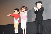 「映画クレヨンしんちゃん 襲来!! 宇宙人シリリ」初日舞台挨拶での野原一家。