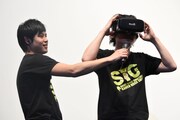 MCのオジンオズボーン篠宮暁（左）、Blu-ray BOX特典の「CRでVR NGワード編」を体験する高橋悠也（右）。