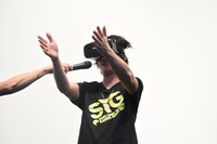 Blu-ray BOX特典の「CRでVR NGワード編」を体験し、「ここに貴利矢（小野塚勇人）がいます」と感動する高橋悠也。