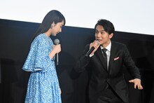 「そこ、私の立ち位置なんですけど……」と、劇中さながらのやりとりを披露した平祐奈（左）と中川大志（右）。