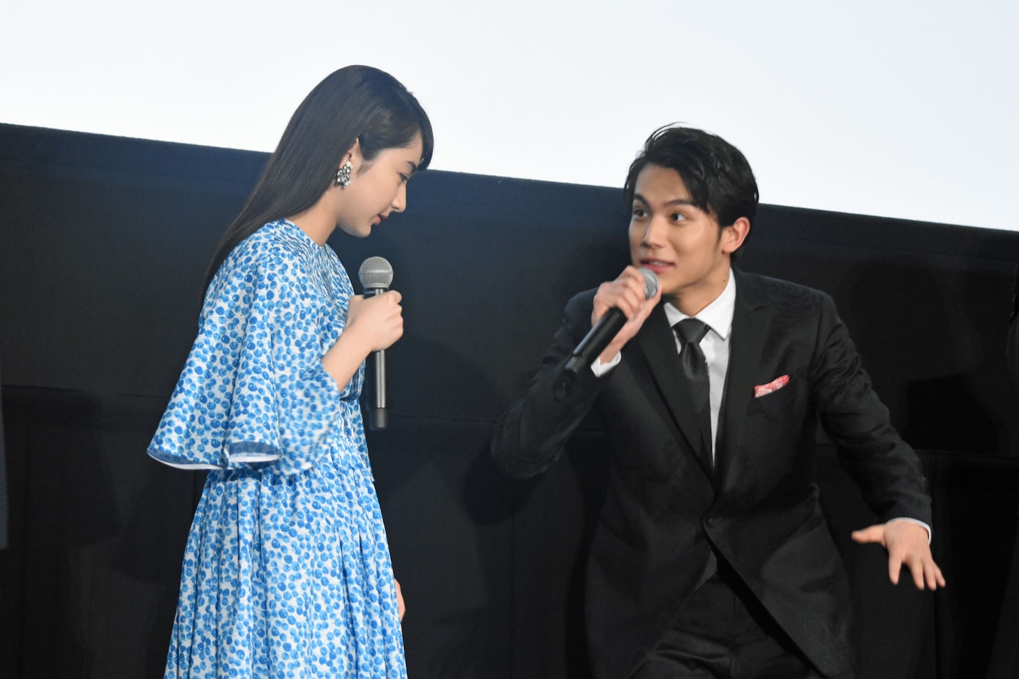 「そこ、私の立ち位置なんですけど……」と、劇中さながらのやりとりを披露した平祐奈（左）と中川大志（右）。