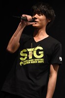 撮影現場から駆け付けた松本享恭。