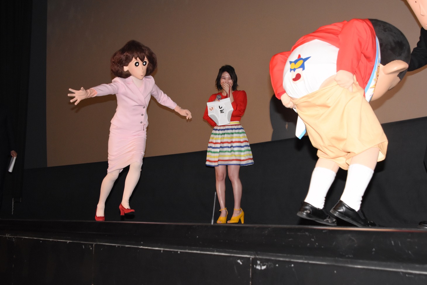 「映画クレヨンしんちゃん 襲来!! 宇宙人シリリ」初日舞台挨拶の様子。突然踊り出す野原しんのすけ。