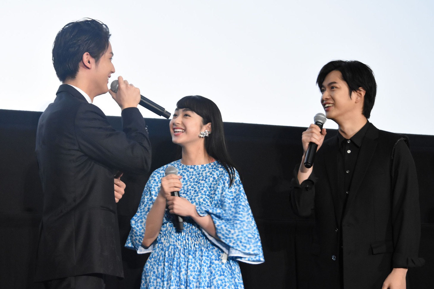 左から中川大志、平祐奈、千葉雄大。