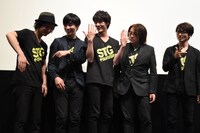 ポーズを相談する登壇者たち。