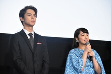 左から中川大志、平祐奈。