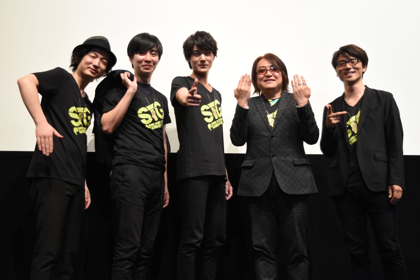 第2回東映特撮ファンミーティング「『仮面ライダーエグゼイド Blu-ray COLLECTION』発売記念イベント」の様子。ポーズは左から仮面ライダーゲンム、仮面ライダーレーザー、仮面ライダースナイプ、仮面ライダーブレイブ、仮面ライダーエグゼイドを意識したもの。