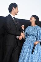 左から中川大志、平祐奈。