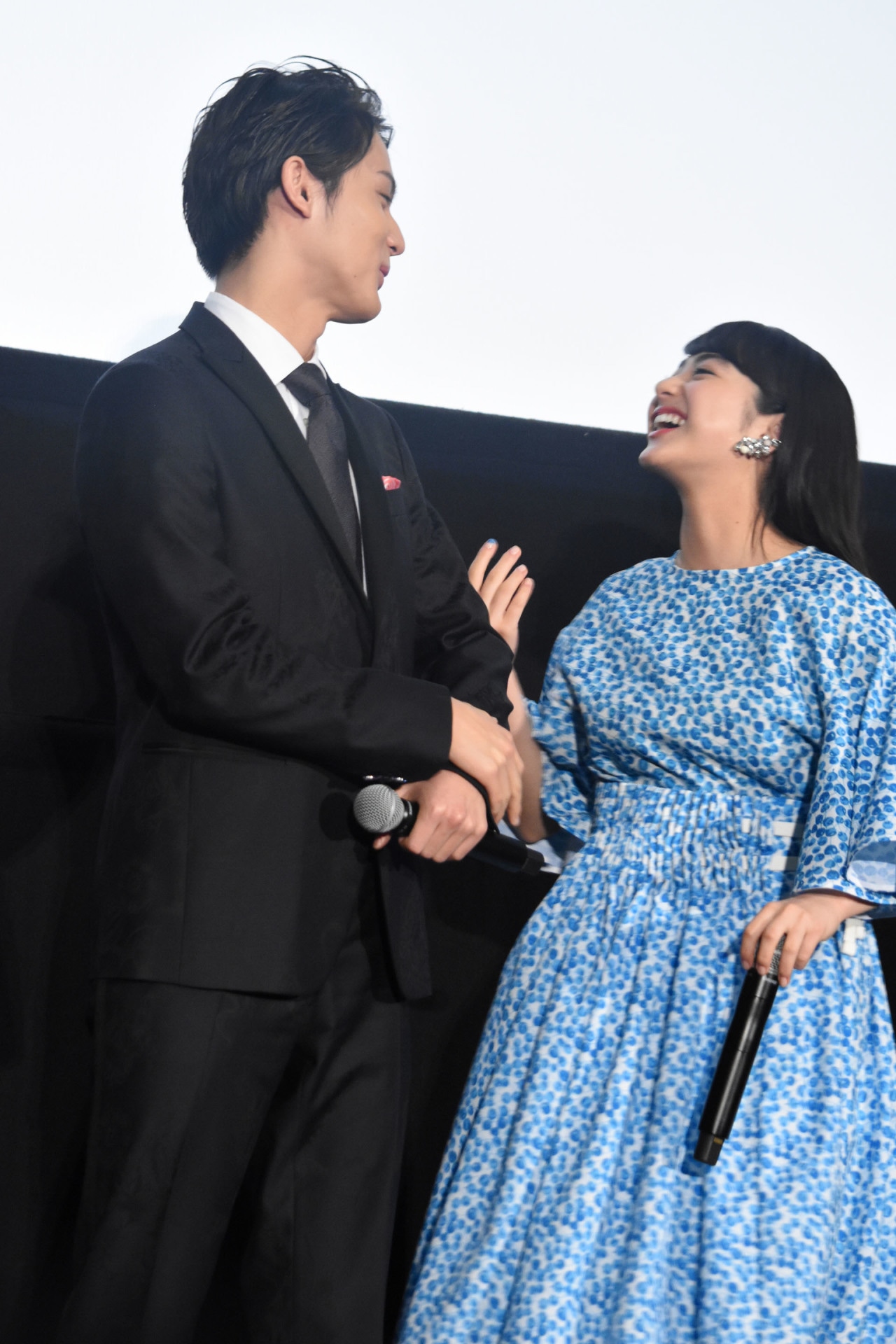 左から中川大志、平祐奈。