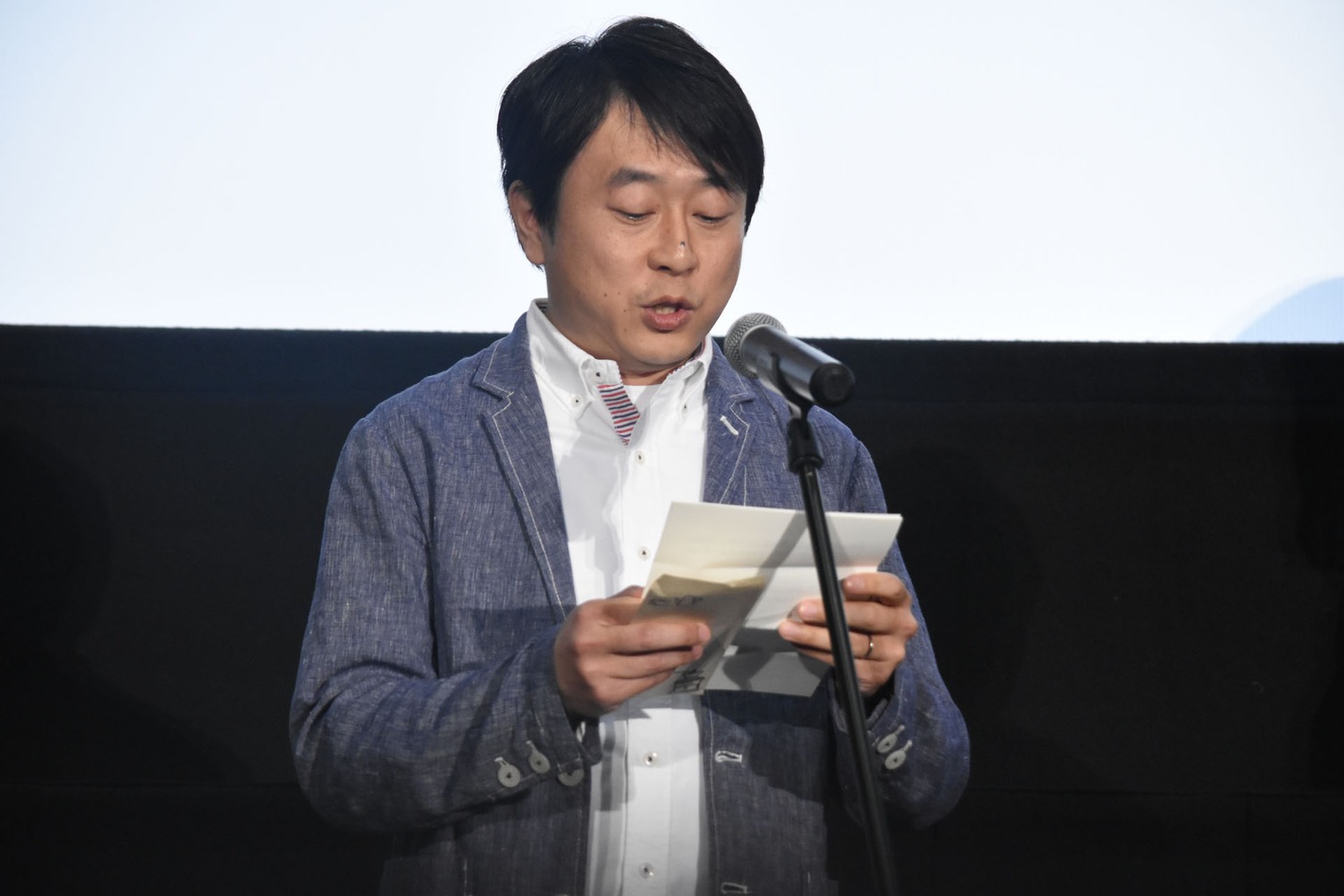 手紙を読む古澤健監督。