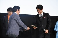 古澤健（左）から手紙を受け取った中川大志（右）。