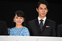 左から平祐奈、中川大志。