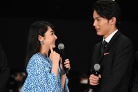 「ReLIFE リライフ」をイメージしたのネイルを観客に見せ、「大志くんがやったんです！」と話す平祐奈（左）。