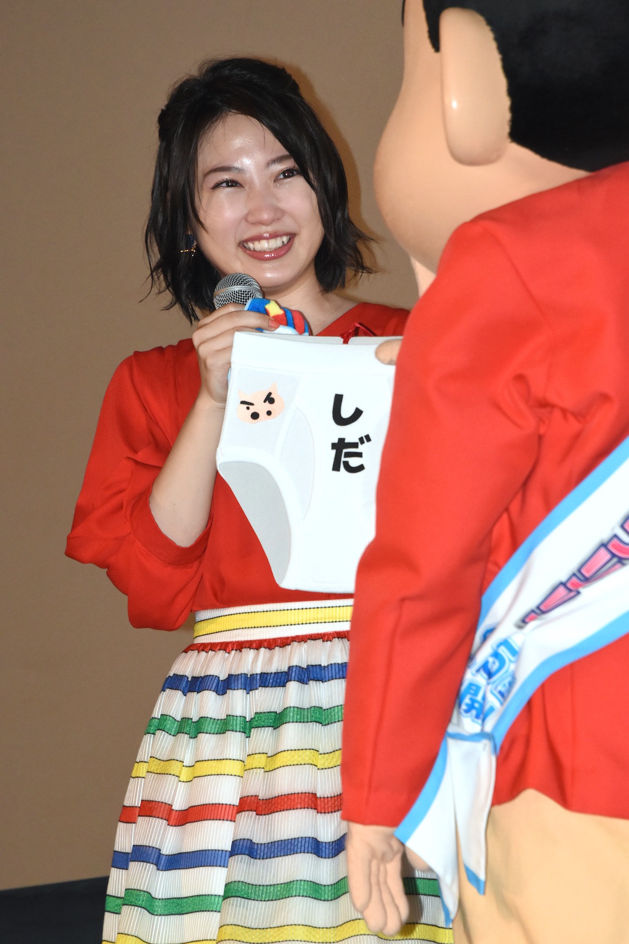 “勝負おパンツ”を受け取る志田未来。