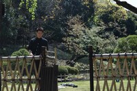 庭園を通って会見に登場した佐藤健。