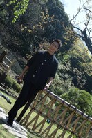 庭園を通って会見に登場した佐藤健。