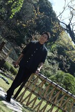 庭園を通って会見に登場した佐藤健。