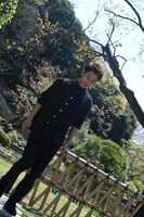 庭園を通って会見に登場した佐藤健。