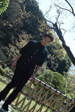 庭園を通って会見に登場した佐藤健。