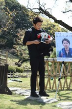 くまモンに本を持たせる佐藤健。