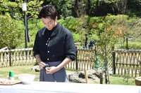 エプロンを着ける佐藤健。