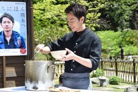 だご汁を振る舞う佐藤健。