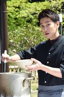 だご汁を振る舞う佐藤健。