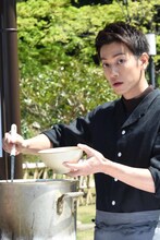 だご汁を振る舞う佐藤健。