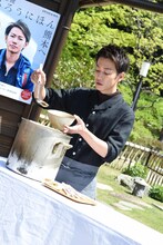 だご汁を振る舞う佐藤健。