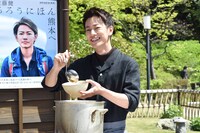 だご汁を振る舞う佐藤健。