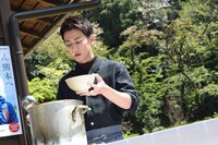 だご汁を振る舞う佐藤健。