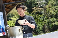 だご汁を振る舞う佐藤健。